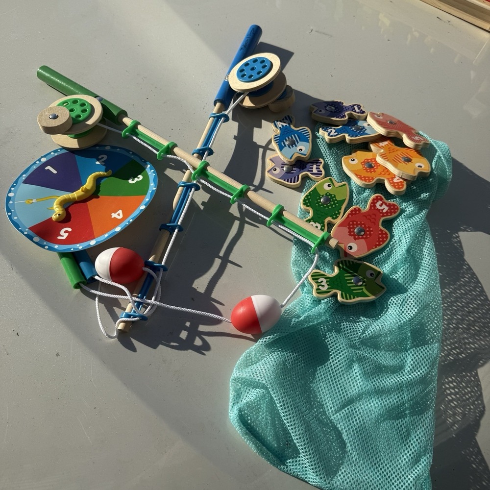 Melissa & Doug Fishing Set 2 poles, 10 Fish & 1 Spinner, Net Bag Homeschool Math